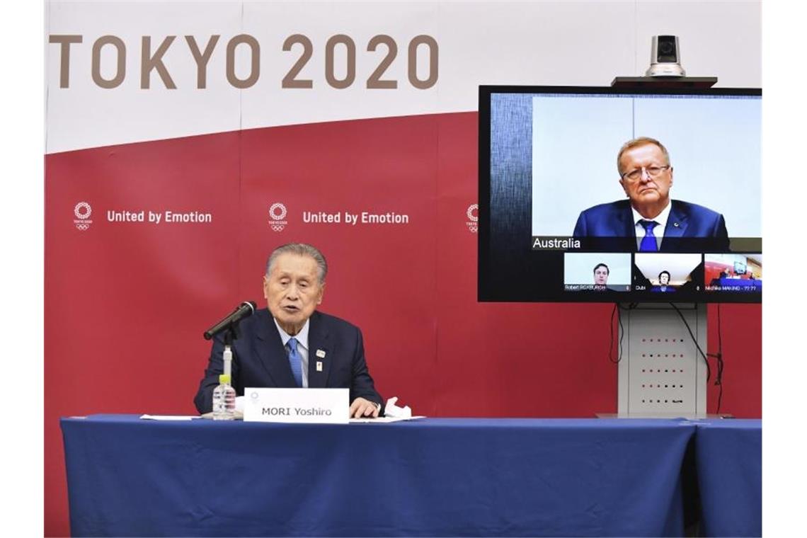 Yoshiro Mori (l), Präsident des OK der Tokio-Spiele 2020, nimmt an einer Videokonferenz mit IOC-Mitglied teil. Foto: Kazuhiro Nogi/AFP POOL/AP/dpa