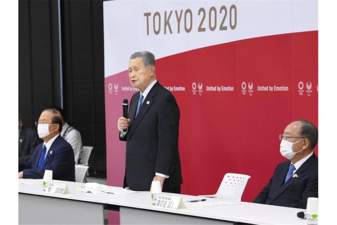 Yoshiro Mori (M), Präsident des Tokioter Organisationskomitees der Olympischen Spiele 2020, teilt seinen Rücktritt mit. Foto: -/kyodo/dpa