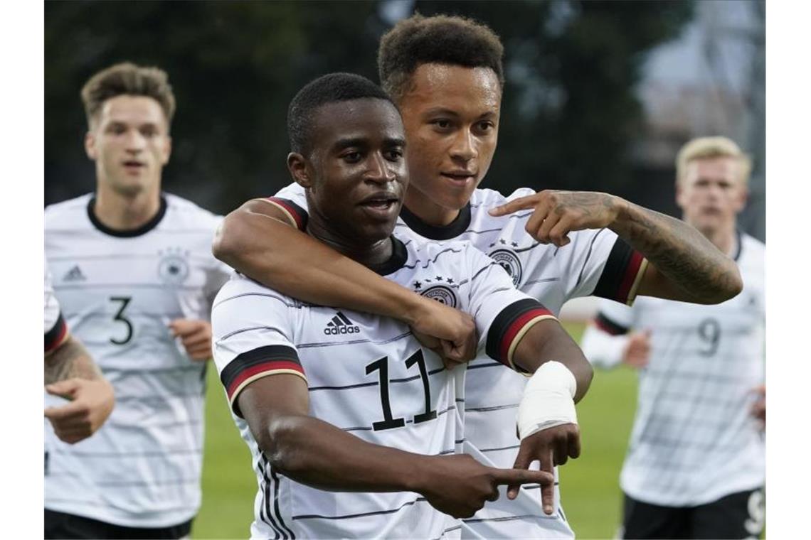 Zweiter Sieg: U21 dreht Partie gegen Lettland Youssoufa Moukoko (11) leitete mit seinem Tor die Wende beim deutschen Sieg in Lettland ein. Foto: Oksana Dzadan/dpa