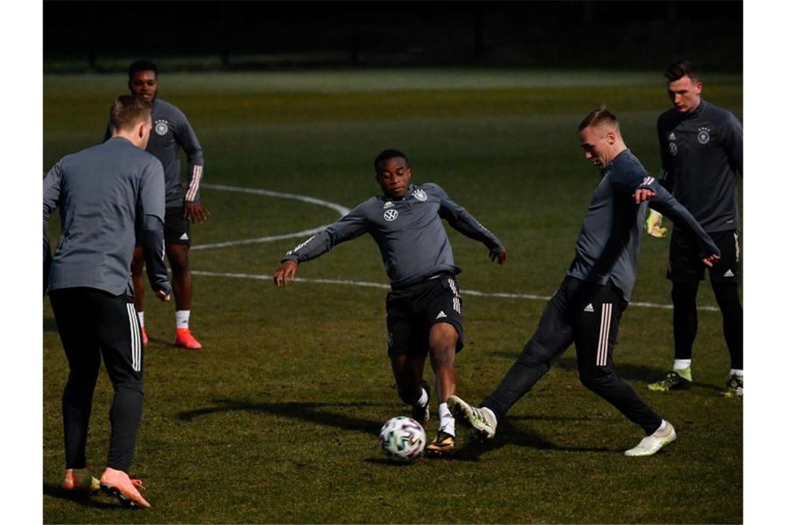 Erfolgreicher Start für neue U21 - Moukoko-Doppelpack Youssoufa Moukoko (M.) traf doppelt für die deutsche U21-Nationalmannschaft. Foto: Marton Monus/dpa
