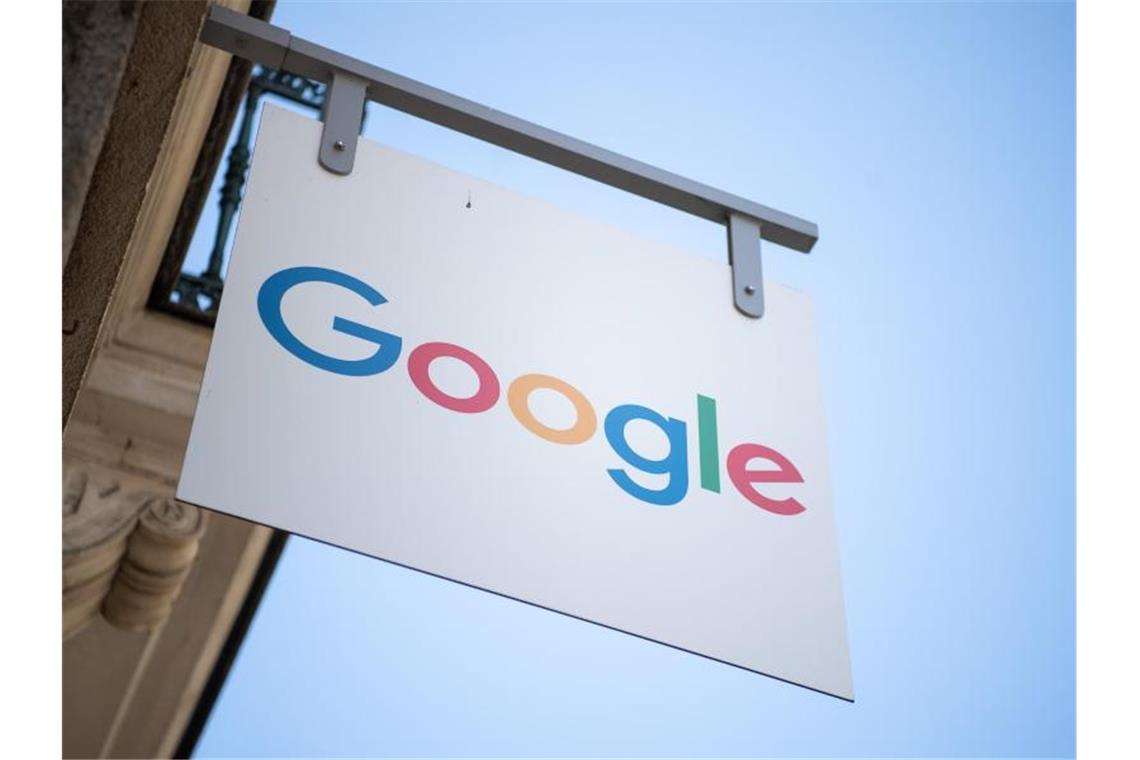Alphabet legt erstmals Youtube-Zahlen offen Youtube brachte der Google-Mutter Alphabet im vergangenen Jahr bereits Werbeerlöse von gut 15 Milliarden Dollar, umgerechnet 13,5 Milliarden Euro, ein. Foto: Sebastian Gollnow/dpa