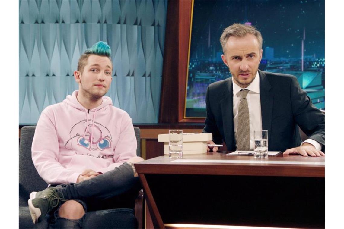 „Hey Rezo, du alter Zerstörer!“: Heimspiel bei Böhmermann Youtuber Rezo (l) ist zu Gast in Jan Böhmermanns Sendung „Neo Magazin Royale“. Foto: Julia Hütner/ZDF
