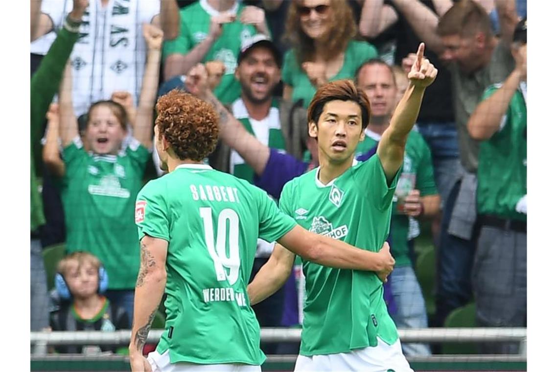 „Yuya ist ein Top-Spieler“, lobte Werder-Trainer Kohfeldt den Doppelpacker Osako (r). Foto: Carmen Jaspersen