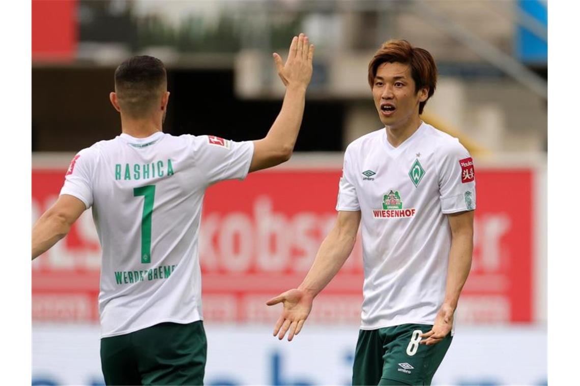 Yuya Osako (r) und Milot Rashica sollen Werder zum Klassenerhalt schießen. Foto: Friedemann Vogel/EPA/Pool/dpa