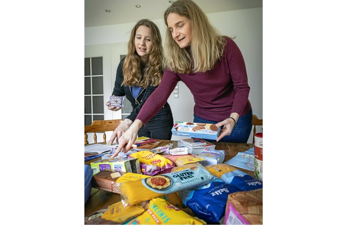 Yvonne Bader (rechts) und ihre Tochter Elisa präsentieren glutenfreie Produkte.