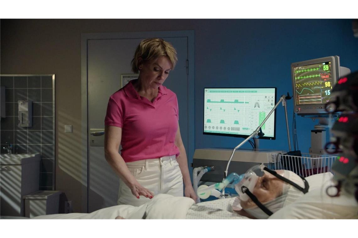 Stirbt Jo Gerner bei GZSZ? Yvonne (Gisa Zach) ist geschockt über Jo Gerners (Wolfgang Bahro) Zustand.