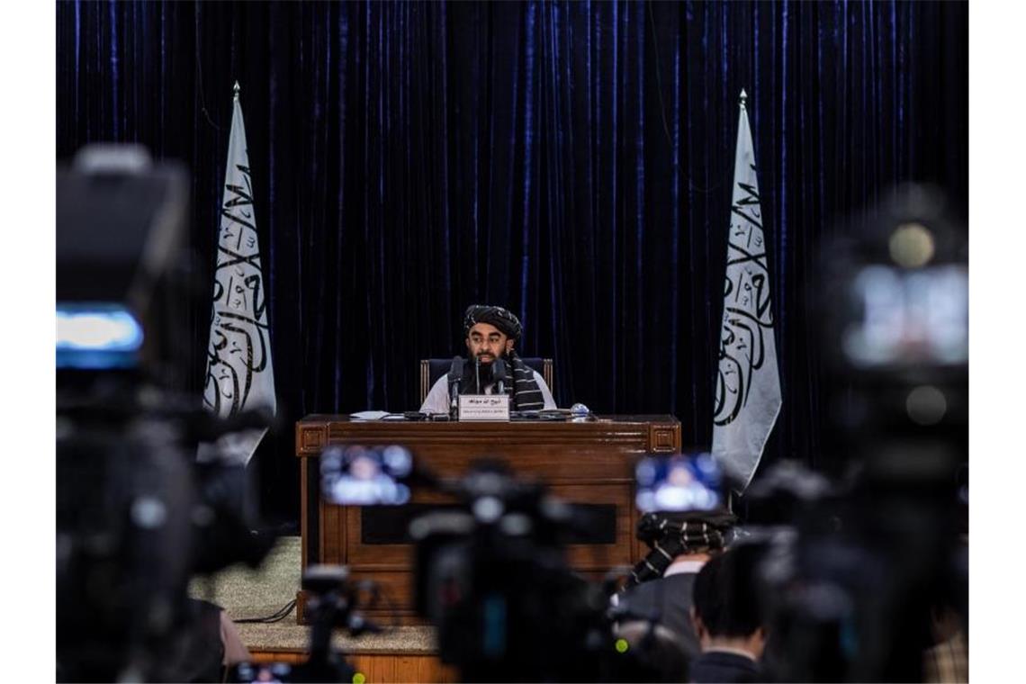 Zabihullah Mudschahid, Sprecher der militant-islamistischen Taliban-Regierung, bei einer Pressekonferenz in Kabul (Archivfoto). Foto: Oliver Weiken/dpa
