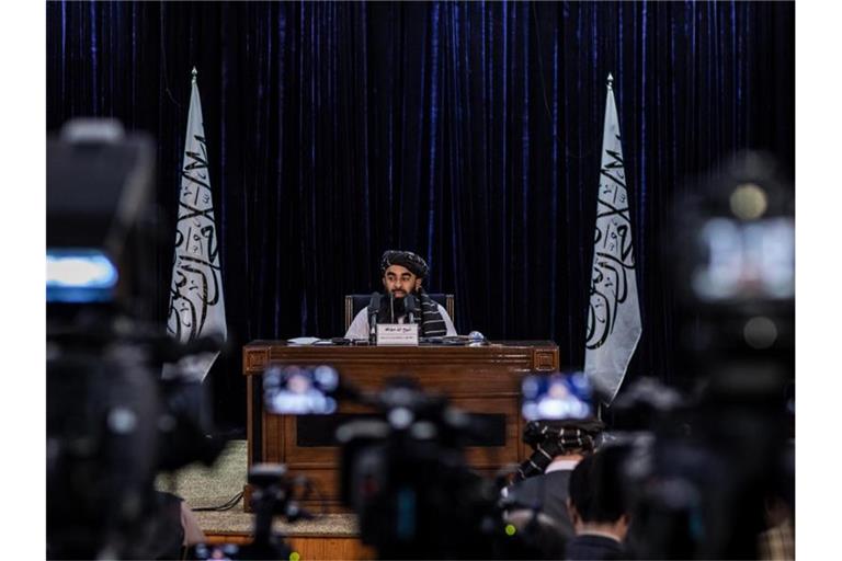 Zabihullah Mudschahid, Sprecher der militant-islamistischen Taliban-Regierung, bei einer Pressekonferenz in Kabul (Archivfoto). Foto: Oliver Weiken/dpa