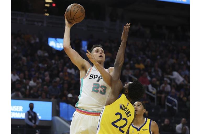 Zach Collins (23, l) von den Spurs in Aktion gegen Andrew Wiggins (22) von den Warriors. Foto: Jed Jacobsohn/FR170650 AP/dpa
