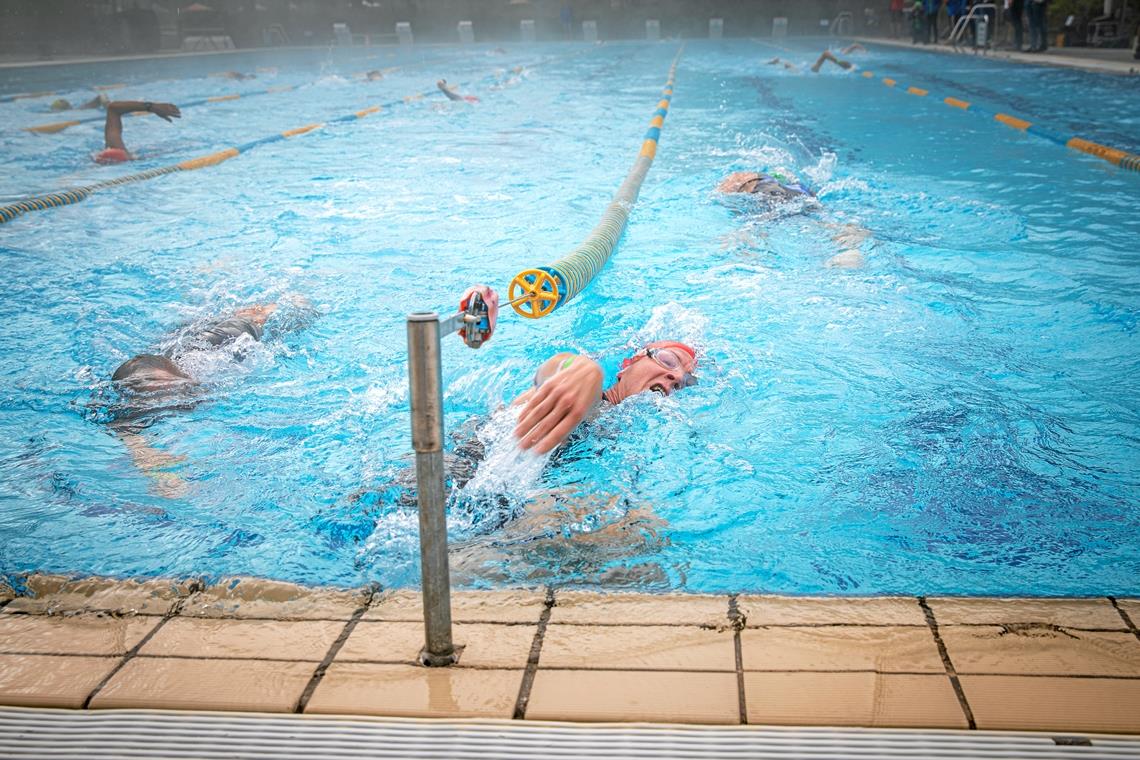 Zäher Frühnebel hängt über dem Freibad, als die 128 Teilnehmer am Jedermann-Triathlon die erste Teildisziplin absolvieren. Foto: A. Becher