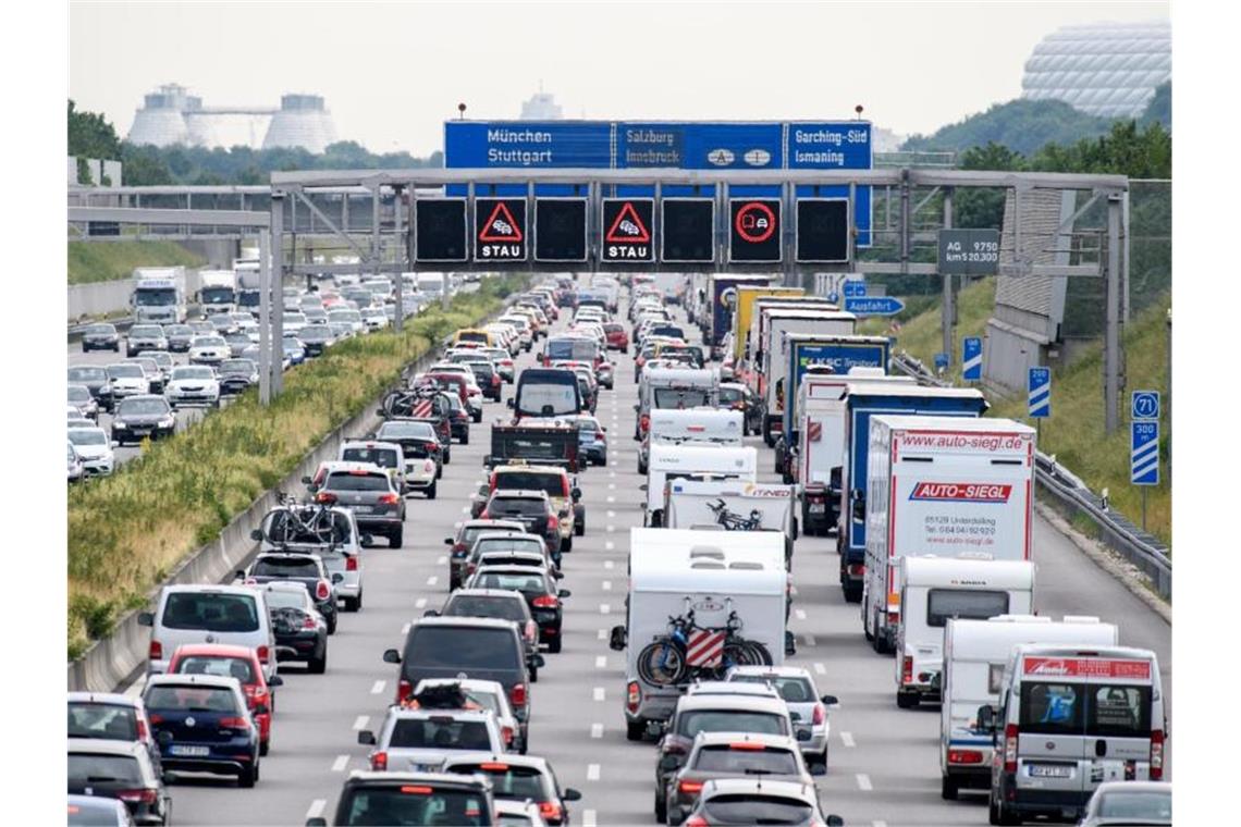 Zähfließender Verkehr herrscht auf der Autobahn A9 bei München. Der ADAC warnt vor großen Staus am kommenden Wochenende. Foto: Matthias Balk