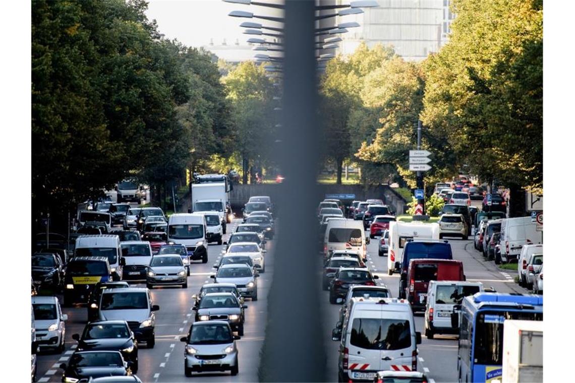 Zähfließender Verkehr in München am Mittleren Ring. (Archivbild). Foto: Matthias Balk/dpa