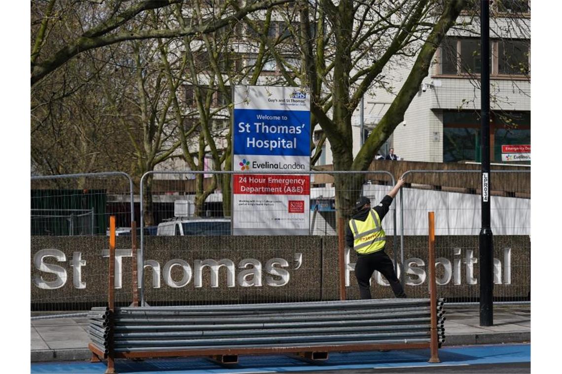 Zäune werden um das St. Thomas Hospital in London errichtet. Dort liegt der britische Premierminister Boris Johnson wegen seiner Infektion mit dem Coronavirus. Foto: Aaron Chown/PA Wire/dpa