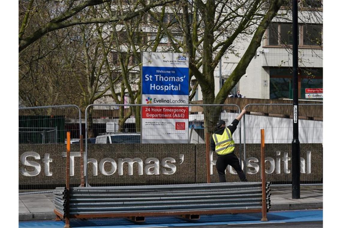 Britischer Premierminister Johnson auf Intensivstation Zäune werden um das St. Thomas Hospital in London errichtet. Dort liegt der britische Premierminister Boris Johnson wegen seiner Infektion mit dem Coronavirus. Foto: Aaron Chown/PA Wire/dpa