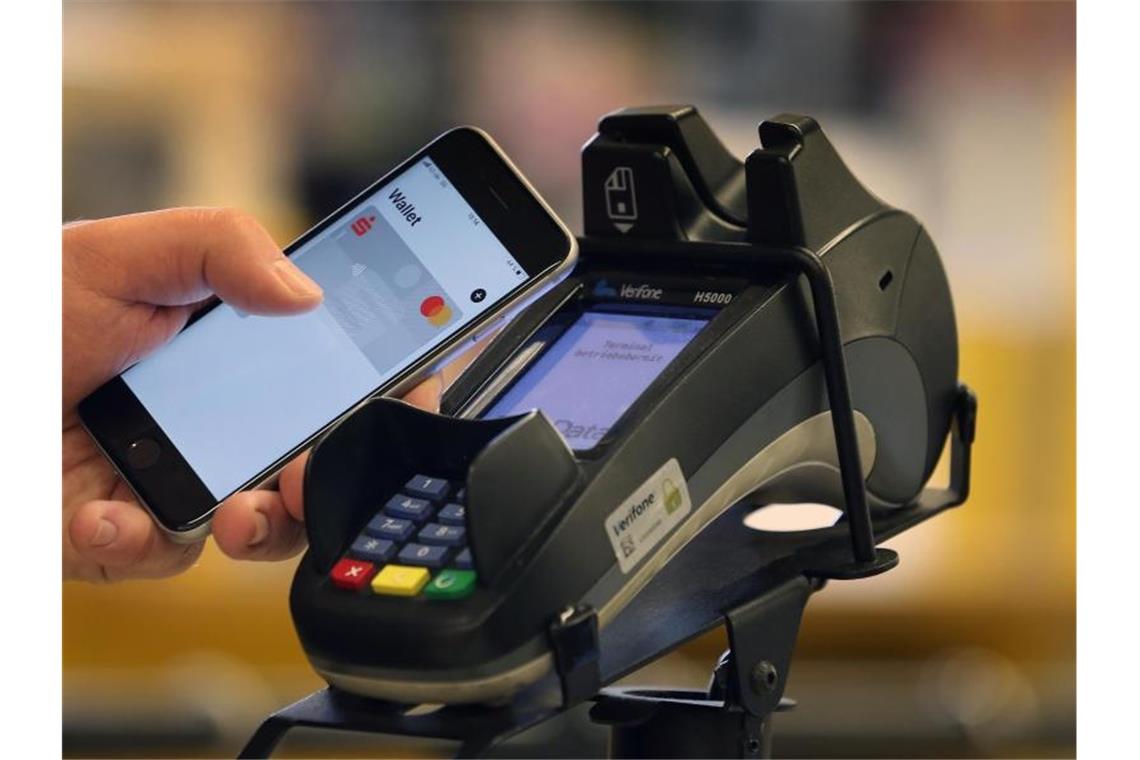 Bargeld oder Karte - Zahlen Verbraucher in der Krise anders? Zahlen Verbrauch in der Krise lieber mit Bargeld oder mit Karte?. Foto: Karl-Josef Hildenbrand/dpa