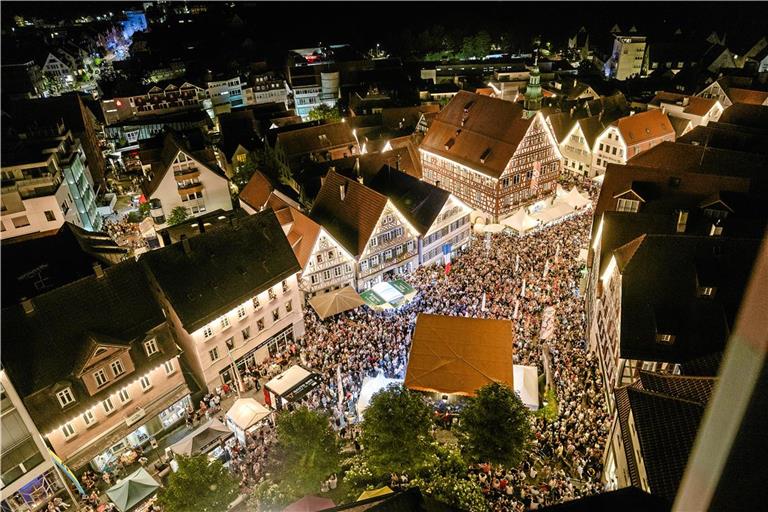 Zahllose Backnanger strömen zum Zapfenstreich, mit dem das 53. Backnanger Straßenfest am Montagabend endet. Foto: Alexander Becher