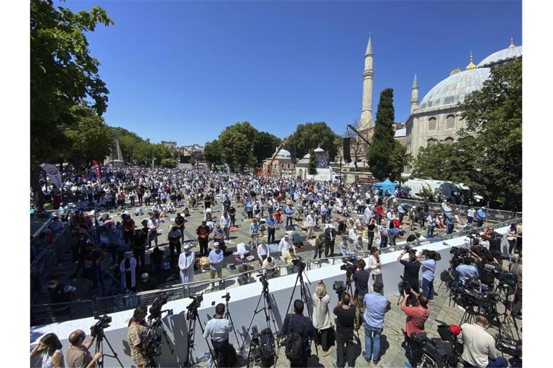 Hagia Sophia: Massenansturm bei erstem Freitagsgebet Zahllose Gläubige beten vor der Hagia Sophia, in der erstmals das Freitagsgebet stattfindet. Foto: Mehmet Guzel/AP/dpa