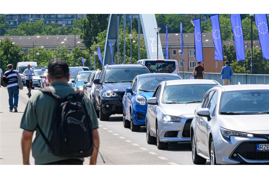 Merz gegen strenge CO2-Regeln für Firmenwagen Zahlreiche Autos in der EU sind Firmenwagen. (Archivbild)