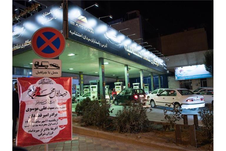 Zahlreiche Autos stehen an einer Tankstelle in Teheran. Iran hat das Benzin rationiert. Foto: Bernd von Jutrczenka/dpa