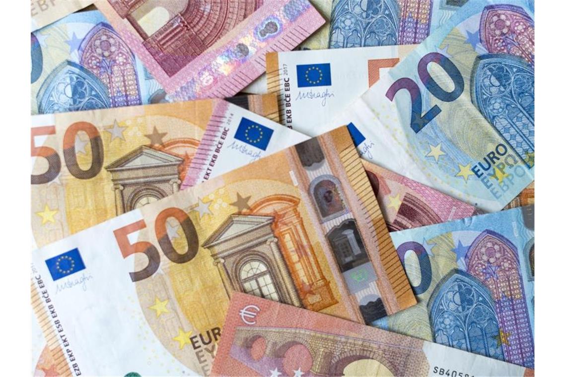Zahlreiche Banknoten von 10, 20 und 50 Euro liegen übereinander. Foto: Monika Skolimowska/ZB/dpa/Symbolbild