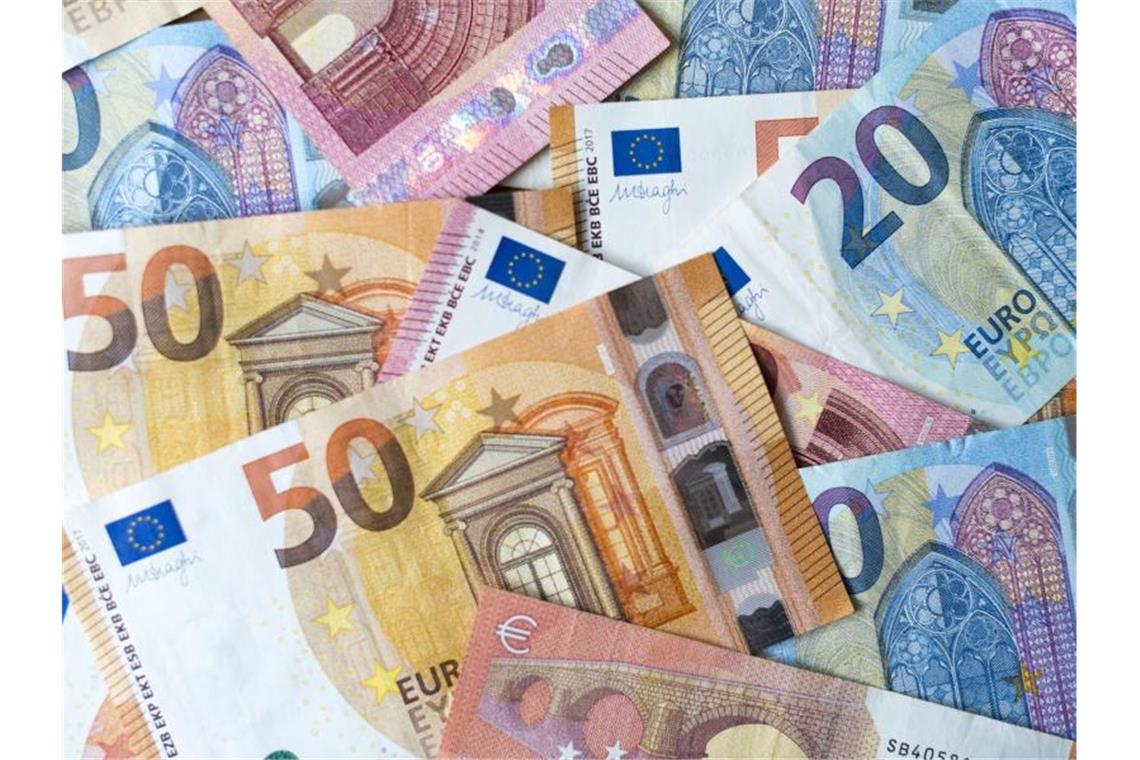 Steuerausfälle wegen Corona-Krise geringer als erwartet Zahlreiche Banknoten zu 10, 20 und 50 Euro liegen auf einem Tisch. Foto: Monika Skolimowska/dpa-Zentralbild/dpa/Illustration