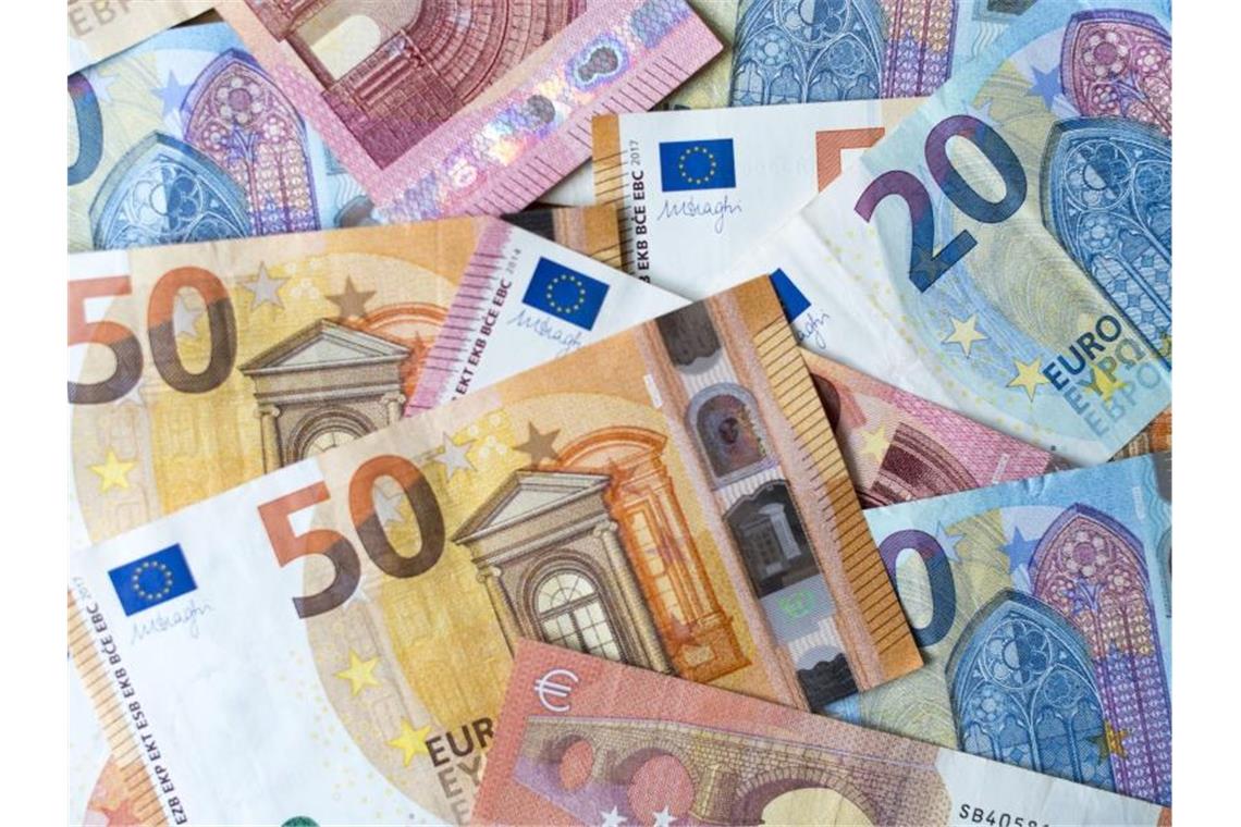 Rhein-Neckar Löwen erhalten 800 000 Euro staatliche Hilfe Zahlreiche Banknoten zu 10, 20 und 50 Euro liegen auf einem Tisch. Foto: Monika Skolimowska/dpa-Zentralbild/dpa/Illustration