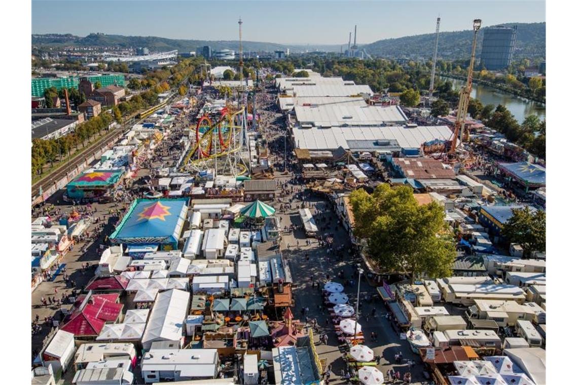 Zahlreiche Besucher auf dem Cannstatter Volksfest. Foto: Christoph Schmidt/Archivbild