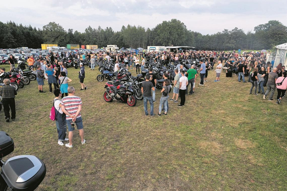 Qualmende Reifen und Heavy Metal Zahlreiche Besucher aus Nah und Fern fanden den Weg zum Trailhof, wo der Motorradclub zum 16. Motorradtreffen eingeladen hatte. Fotos: J. Fiedler