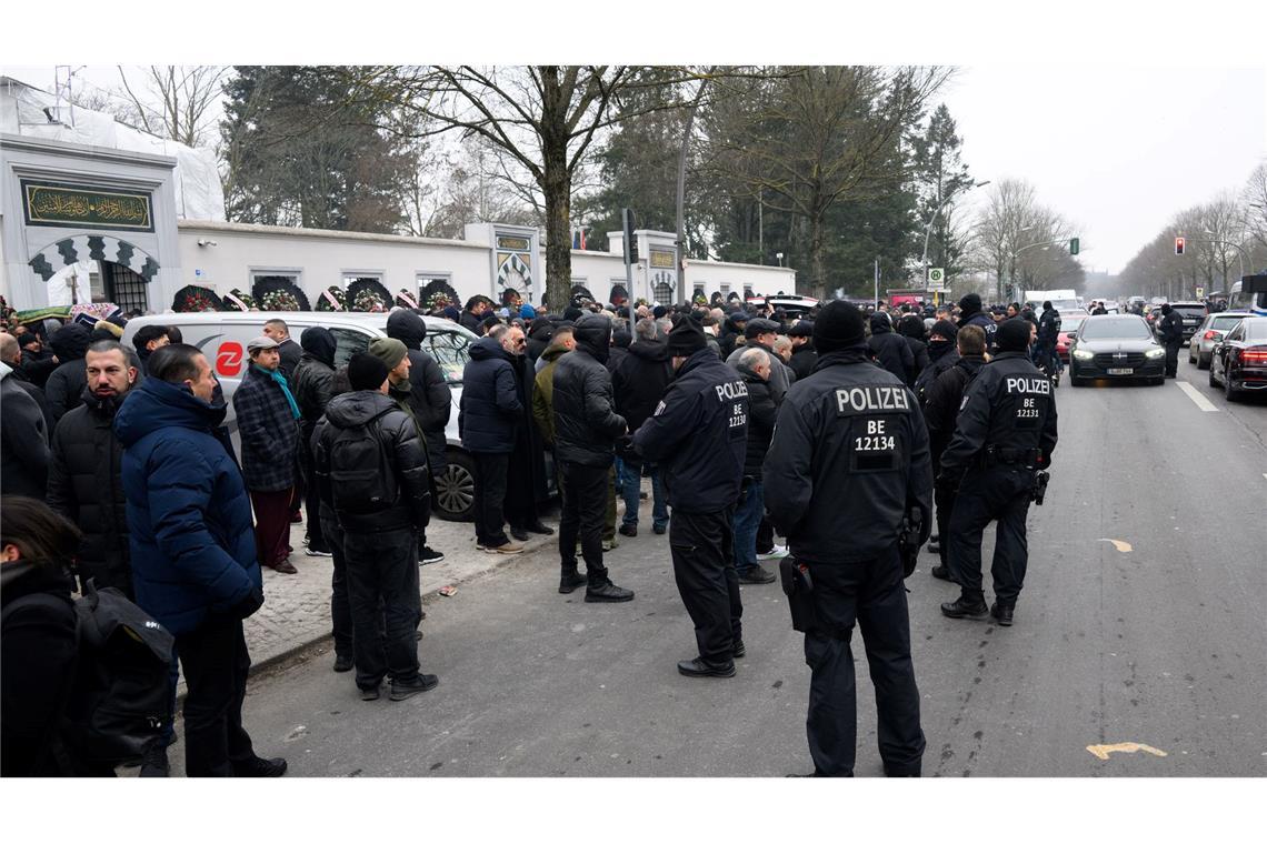 Verkehrsbehinderungen durch Trauerfeier im Clan-Milieu