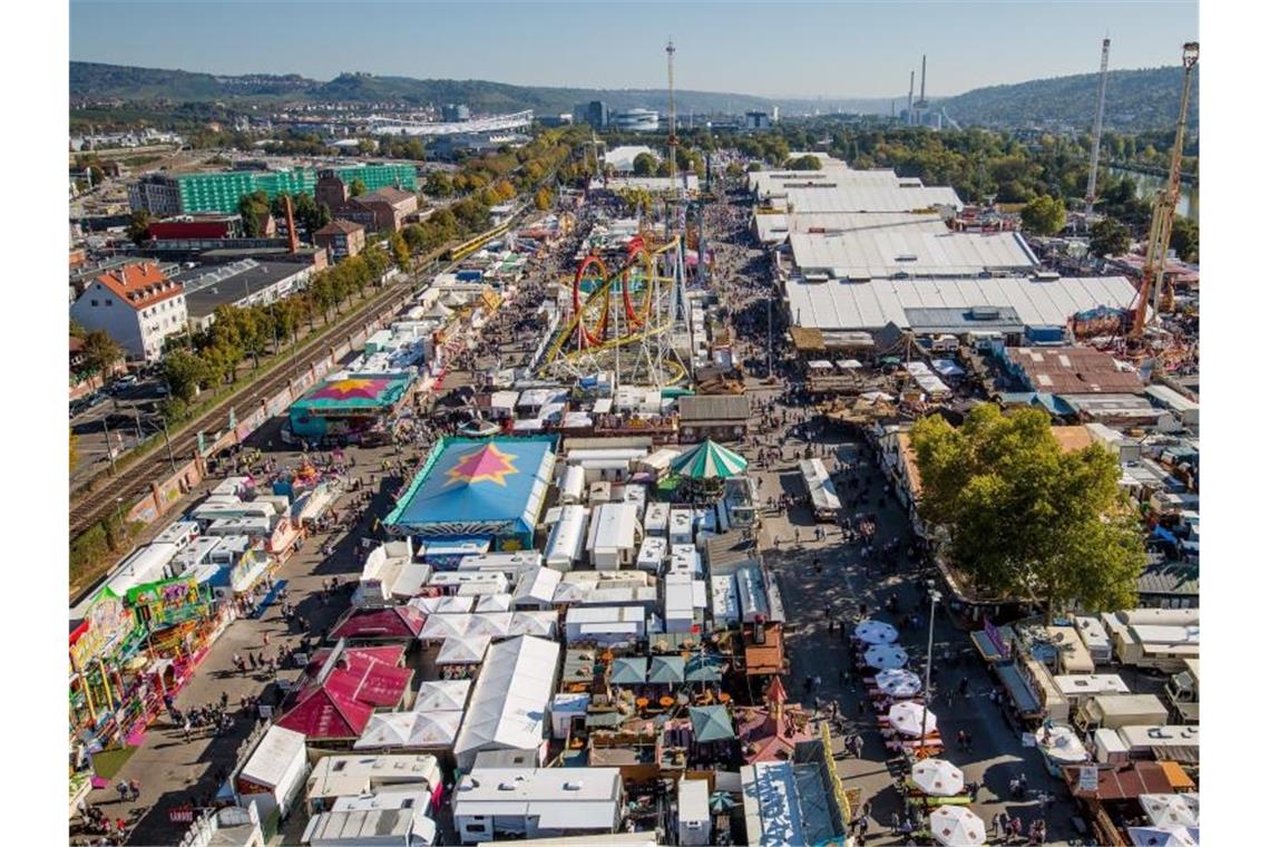 Zahlreiche Besucher tummeln sich auf dem 173. Cannstatter Volksfest auf dem Cannstatter Wasen. Foto: Christoph Schmidt/Archivbild