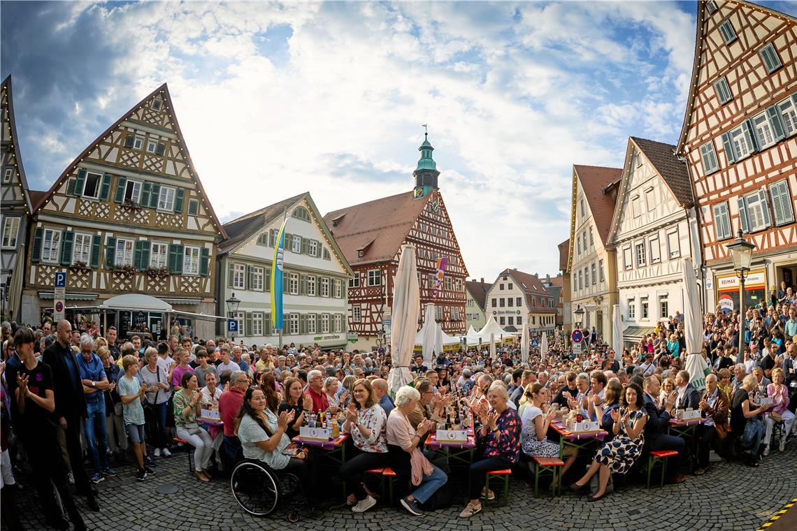 Die fünfte Jahreszeit kann beginnen Zahlreiche Besucher werden am Freitag zum Start des 53. Straßenfests wieder vor der Bühne am Marktplatz erwartet. Archivfoto: Alexander Becher
