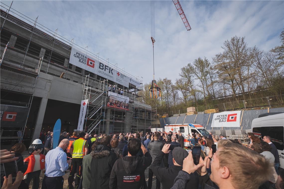 Zahlreiche Besucherinnen und Besucher kommen zum Richtfest. Foto: LRA/Danijel Grbic