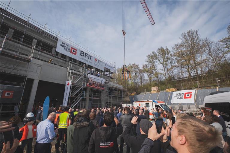 Zahlreiche Besucherinnen und Besucher kommen zum Richtfest. Foto: LRA/Danijel Grbic