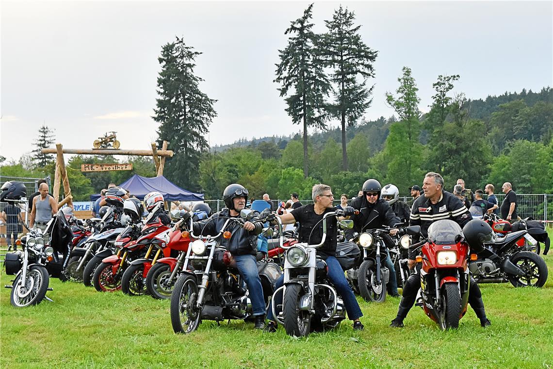 Qualmende Reifen beim Motorradtreffen in Auenwald