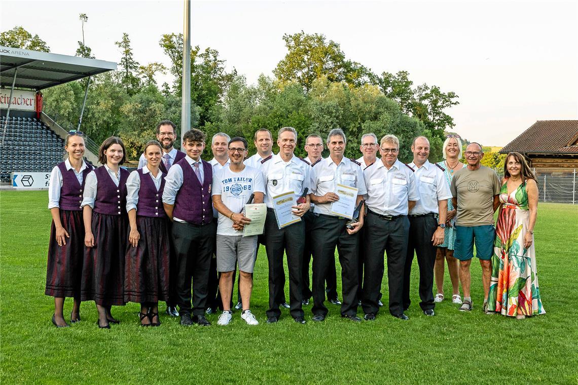 Zahlreiche Blutspender, Feuerwehrleute sowie Musikerinnen und Musiker werden von Bürgermeisterin Sabine Welte-Hauff (rechts) für ihr besonderes Engagement geehrt. Fotos: Karen Steinebronn