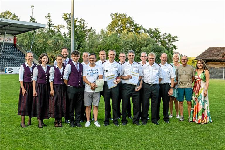 Zahlreiche Blutspender, Feuerwehrleute sowie Musikerinnen und Musiker werden von Bürgermeisterin Sabine Welte-Hauff (rechts) für ihr besonderes Engagement geehrt. Fotos: Karen Steinebronn