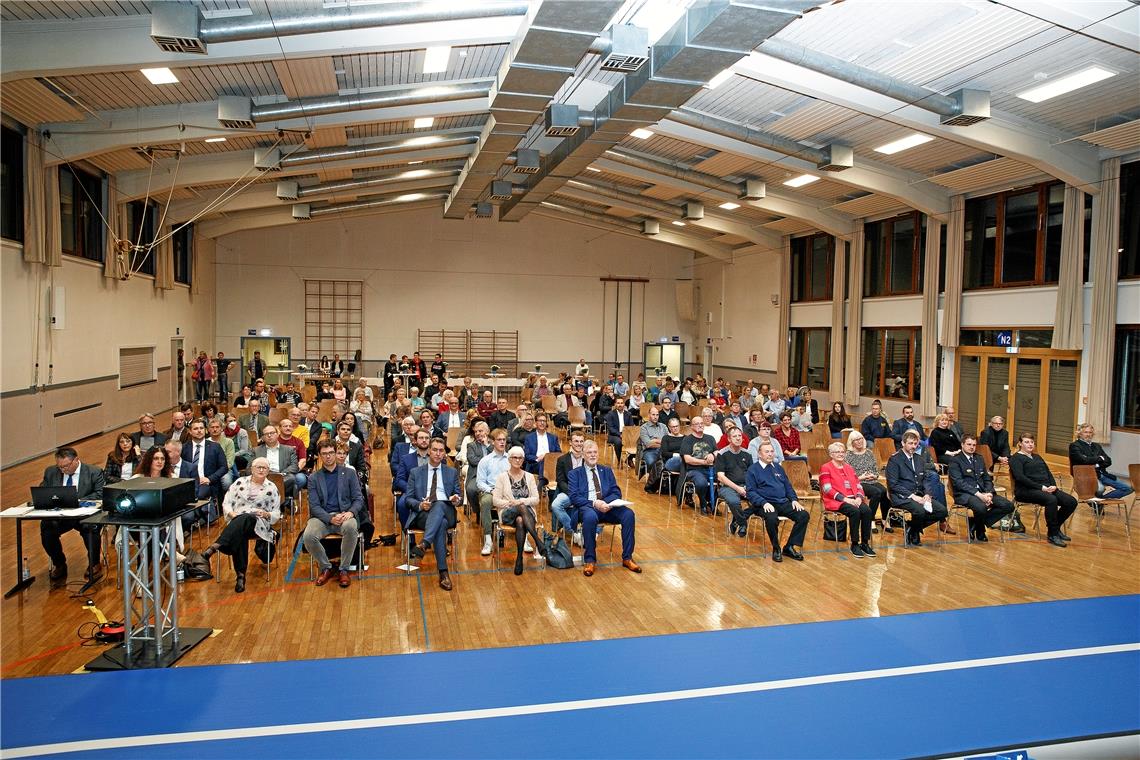 Zahlreiche Bürgerinnen und Bürger sowie Gäste aus der Region kamen in der Sulzbacher Gemeindehalle zusammen. Fotos: Jörg Fiedler