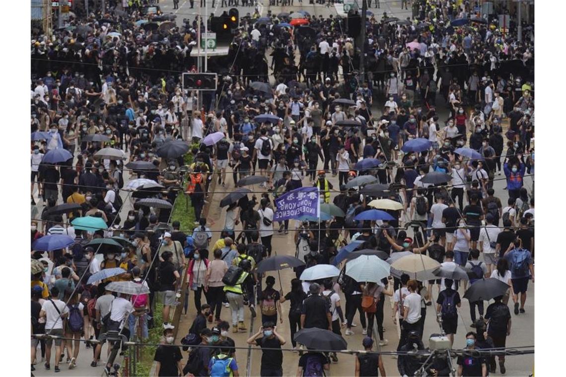 Zahlreiche Demonstranten gingen am Wochenende in Hongkong gegen Pekings geplantes Sicherheitsgesetz auf die Straße. Foto: Vincent Yu/AP/dpa
