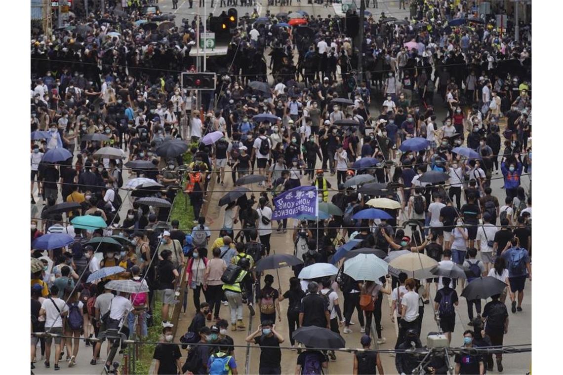 EU und Berlin kritisieren Chinas Pläne für Sicherheitsgesetz Zahlreiche Demonstranten gingen am Wochenende in Hongkong gegen Pekings geplantes Sicherheitsgesetz auf die Straße. Foto: Vincent Yu/AP/dpa