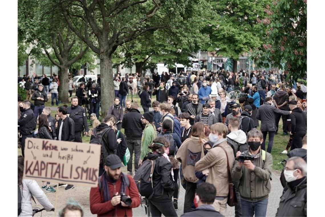 Corona-Regeln während Mai-Protesten nicht durchgesetzt Zahlreiche Demonstranten versammeln sich auf dem Oranienplatz. Versammlungen mit jeweils bis zu 20 Teilnehmern waren laut Innensenator Geisel genehmigt. Foto: Michael Kappeler/dpa