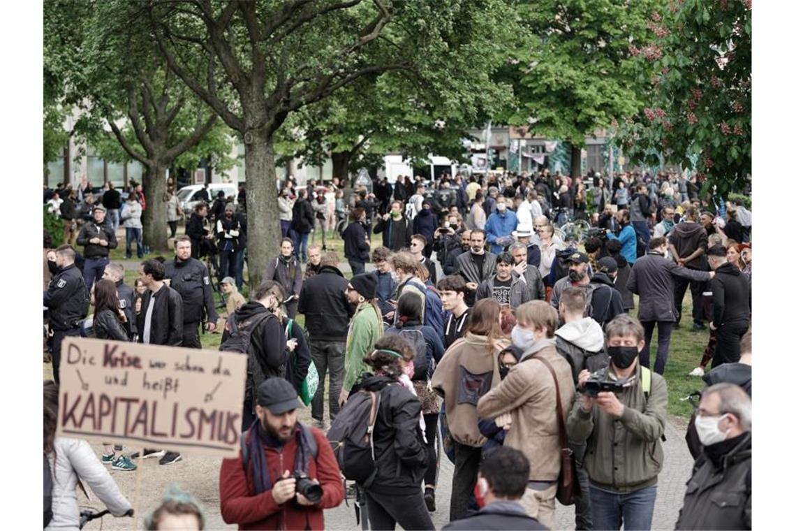 Zahlreiche Demonstranten versammeln sich auf dem Oranienplatz. Versammlungen mit jeweils bis zu 20 Teilnehmern waren laut Innensenator Geisel genehmigt. Foto: Michael Kappeler/dpa