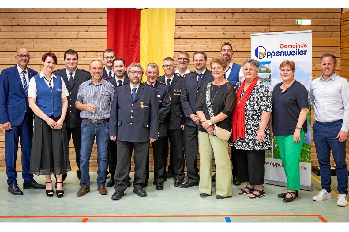 Zahlreiche Ehrenamtliche der Feuerwehr, mehrfache Blutspender sowie Musiker, die sich im Blasmusikverband hervorgetan haben, sind von der Gemeinde in Person von Bürgermeister Bernhard Bühler (links) geehrt worden.