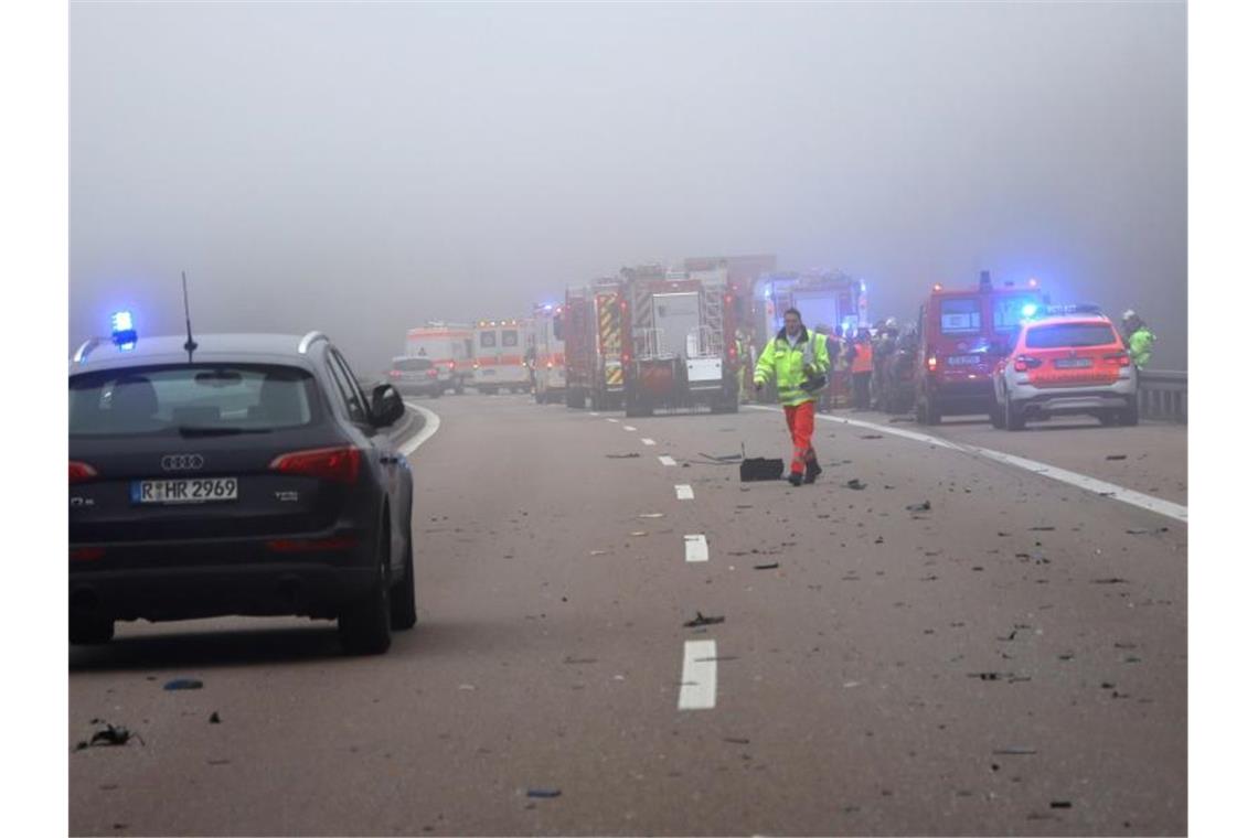 Zahlreiche Einsatzfahrzeuge stehen auf der Autobahn 3 im dichten Nebel an einer Unfallstelle. Foto: Alexander Auer/dpa/Archivbild