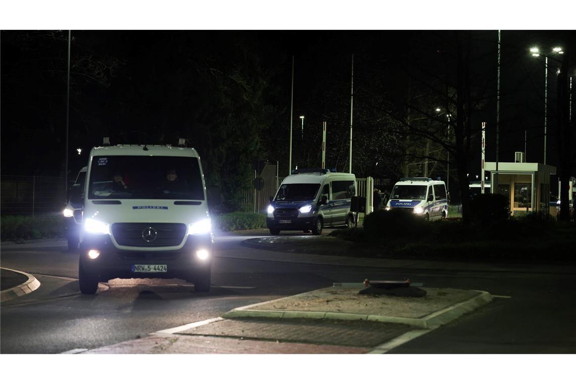 Zahlreiche Einsatzkräfte der Polizei sichern den Transport.