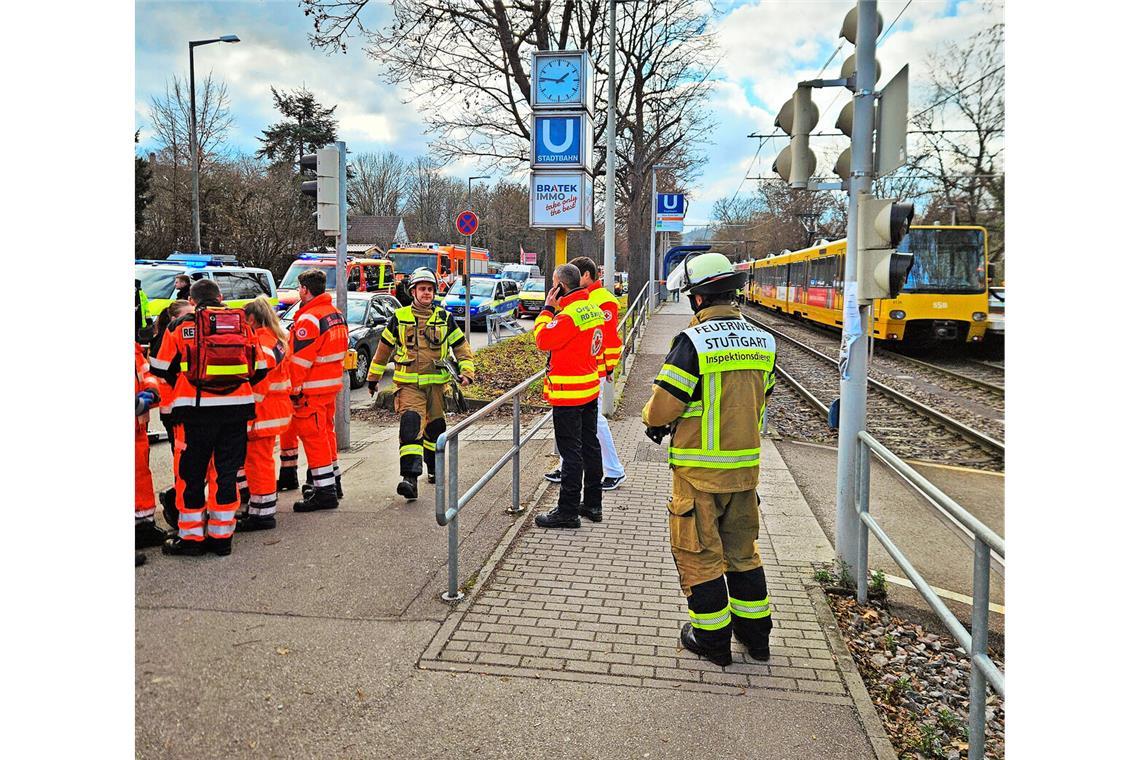 Junge stirbt bei Stadtbahn-Unfall am Max-Eyth-See Zahlreiche Einsatzkräfte eilten nach Stuttgart-Hofen zur Stadtbahnhaltestelle – sie konnten nicht mehr helfen.
