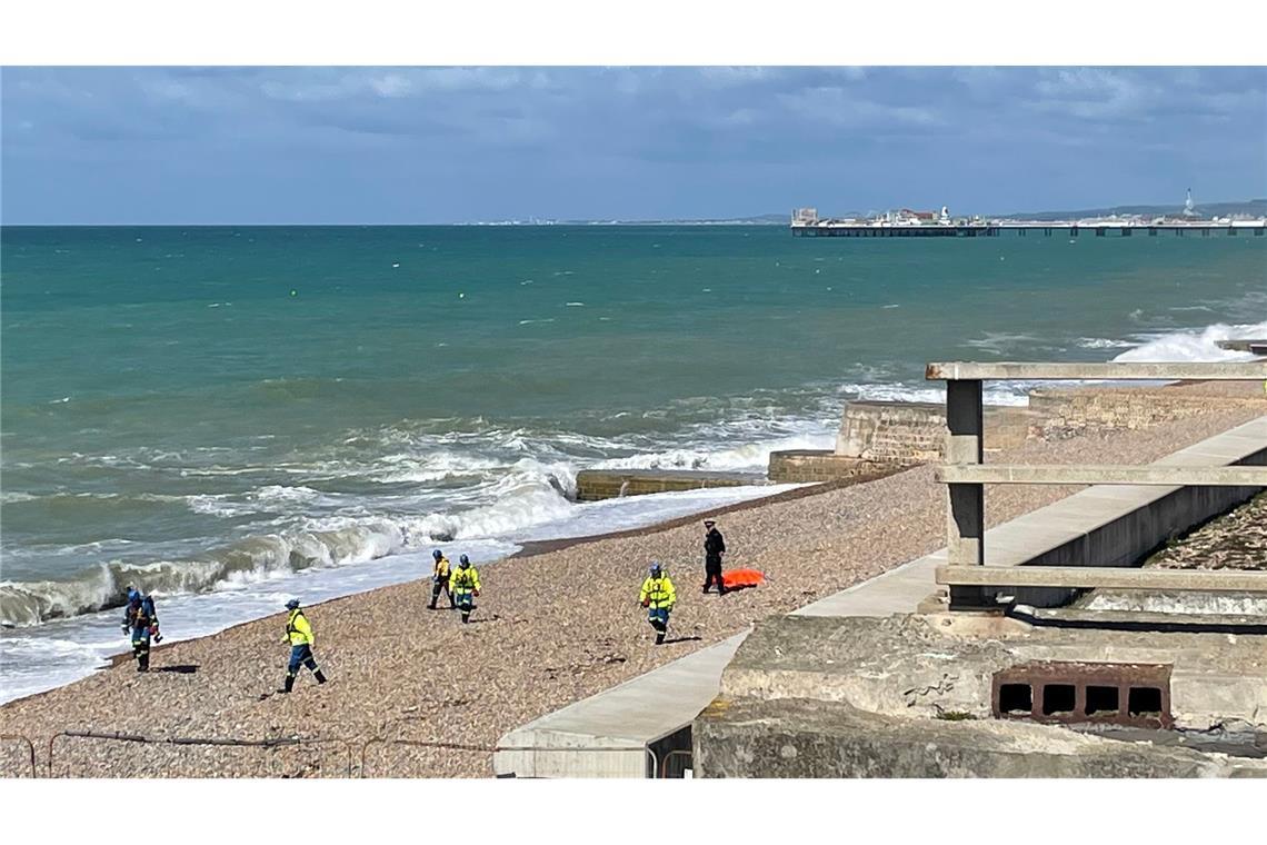 Zahlreiche Einsatzkräfte sind am Strand in Brighton eingetroffen.