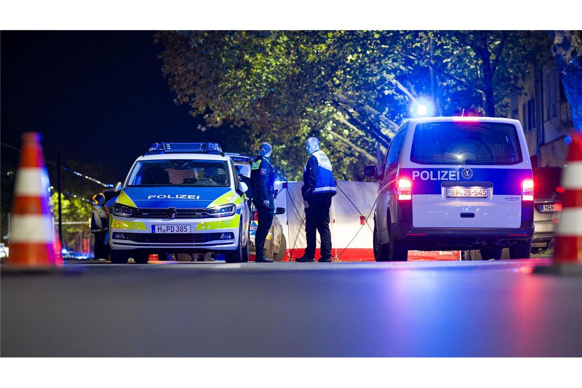 Schüsse mit Totem in Hannover - Was bisher bekannt ist Zahlreiche Einsatzkräfte sind am Tatort.