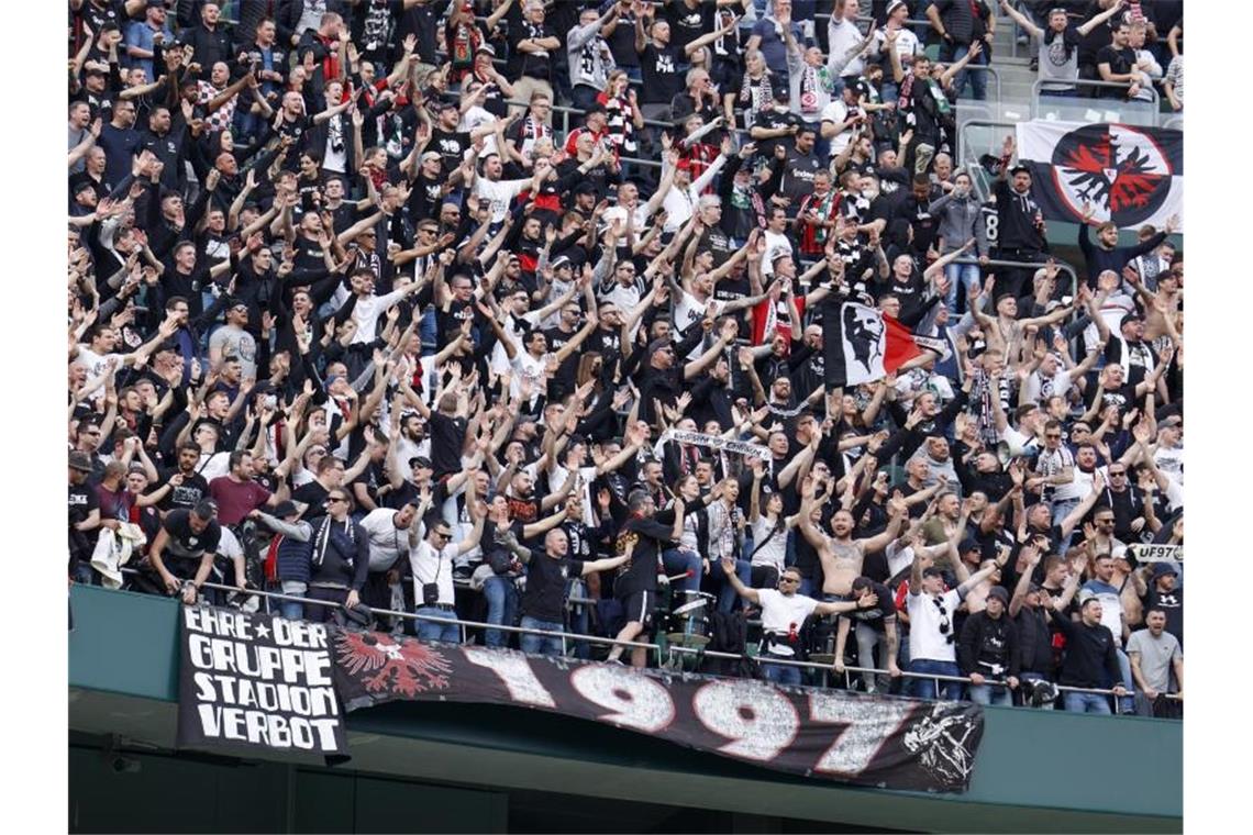 Sieg in Sevilla - Frankfurt auf Viertelfinalkurs in Europa Zahlreiche Eintracht-Fans waren in Sevilla im Stadion. Foto: Daniel Gonzalez Acuna/dpa