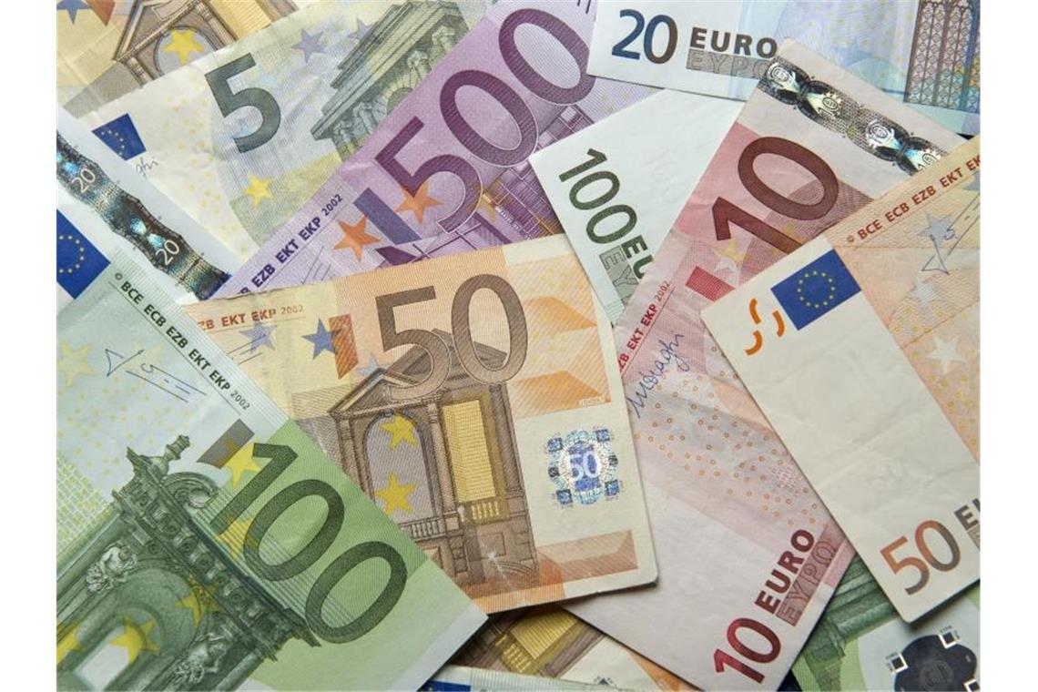 Zahlreiche Euro-Banknoten liegen auf einem Tisch. Foto: Daniel Reinhardt/dpa/Symbolbild
