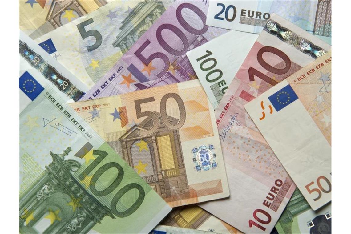 2,6 Milliarden Euro an Corona-Hilfen ausbezahlt Zahlreiche Euro-Banknoten liegen auf einem Tisch. Foto: Daniel Reinhardt/dpa/Symbolbild